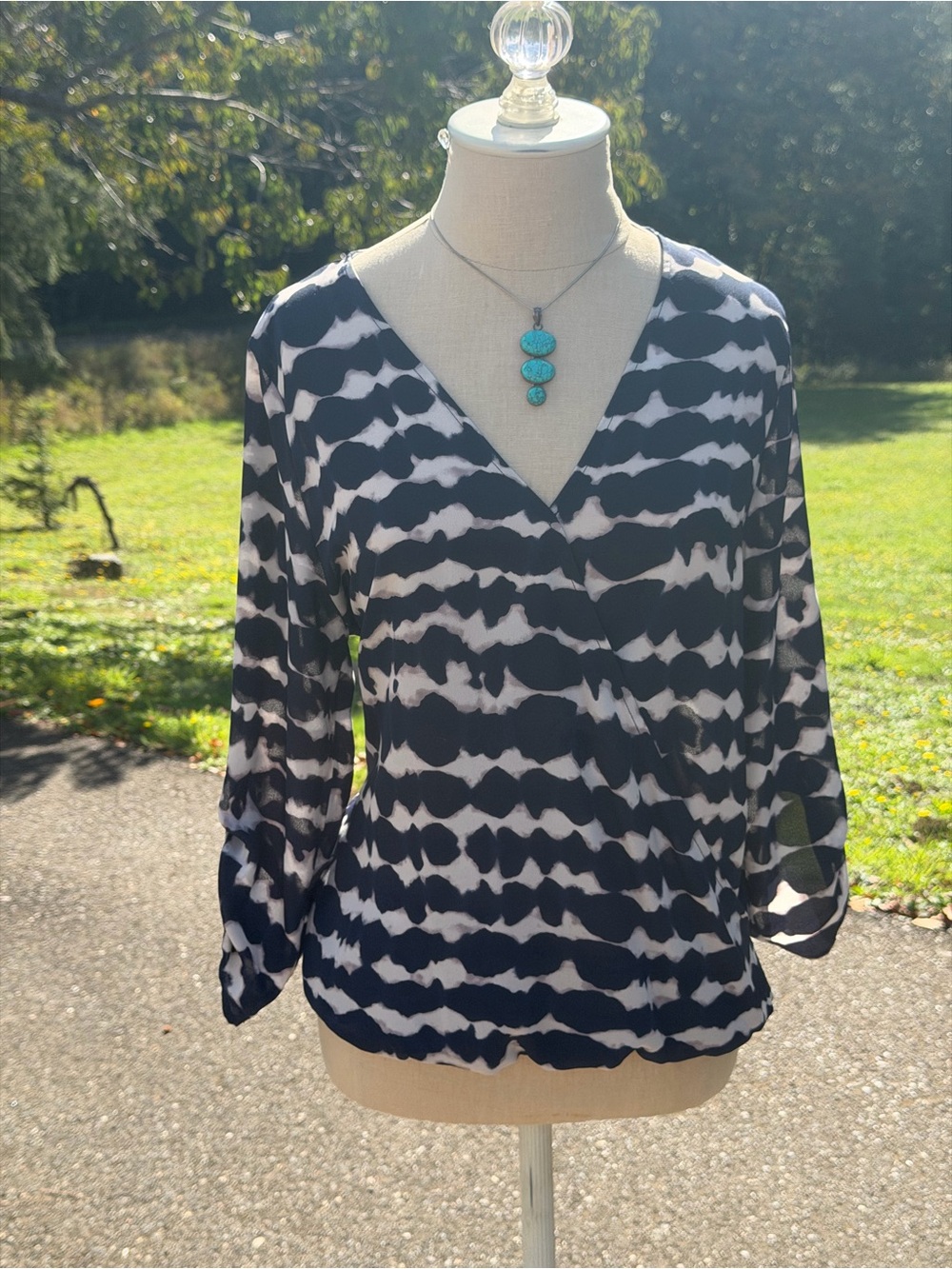 West Kei Navy and White Patterned Faux Wrap Blouse 🤍✨💙